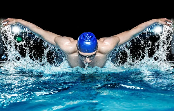 Gespierde jonge man in blauwe GLB in zwembad Rechtenvrije Stockafbeeldingen