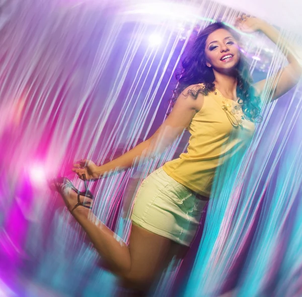 Mooie jonge brunette vrouw in korte rok dansen in de nachtclub — Stockfoto