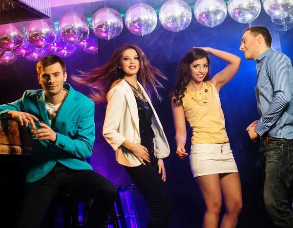 Grupo de jóvenes felices bailando en el club nocturno —  Fotos de Stock