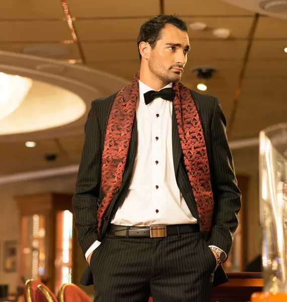 Hübsche Brünette trägt Anzug und Schal im luxuriösen Interieur — Stockfoto