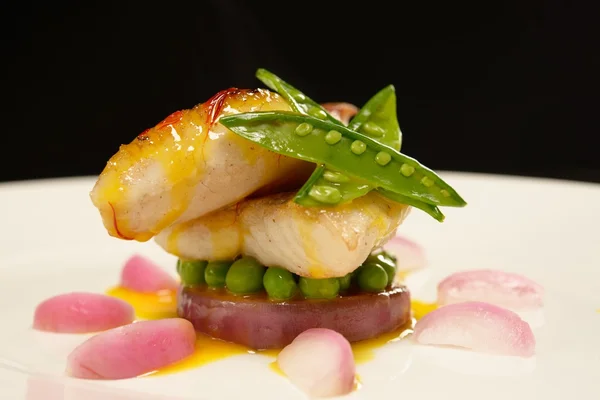 Filé de peixe branco em molho com rabanete e tortas — Fotografia de Stock