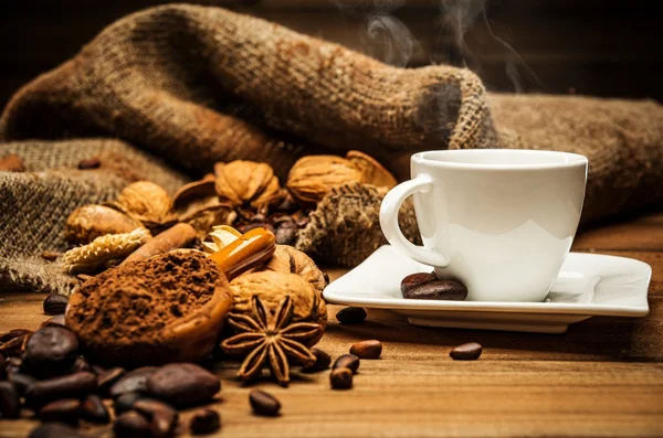 Tema de café ainda-vida na mesa de madeira — Fotografia de Stock