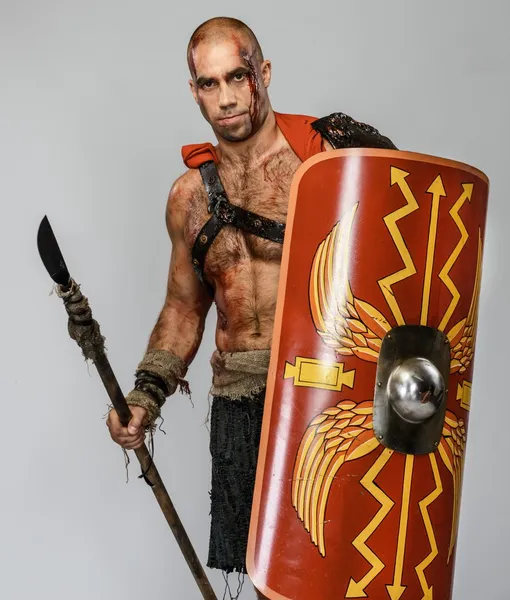 Verwundeter Gladiator mit Speer und Schild — Stockfoto