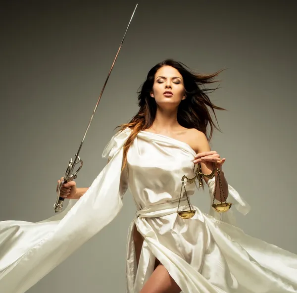 Femida, Deusa da Justiça, com escamas e espada — Fotografia de Stock