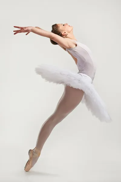 Jovem bailarina dançarina em tutu realizando em pointes — Fotografia de Stock