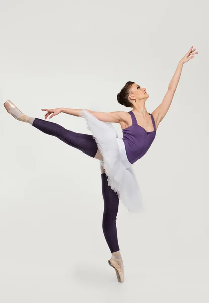 Mladí balerína tanečnice v tutu ukazující její techniky — Stock fotografie
