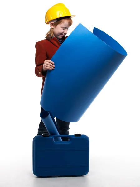 Menino com planos e papel de engenheiro da caixa de ferramentas — Fotografia de Stock