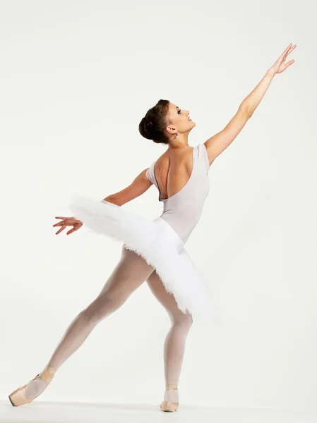 Jeune danseuse de ballerine en tutu montrant ses techniques — Photo