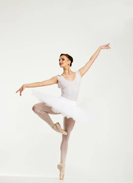 Junge Ballerina-Tänzerin im Tutu zeigt ihre Techniken — Stockfoto