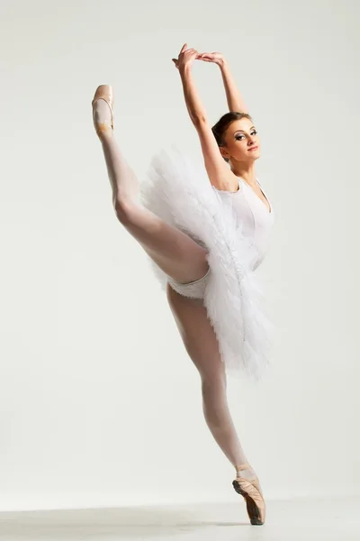 Jovem bailarina dançarina em tutu mostrando suas técnicas — Fotografia de Stock