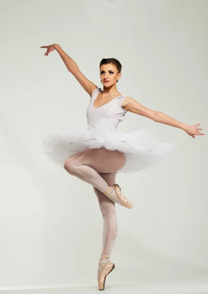 Giovane ballerina ballerina in tutu mostrando le sue tecniche — Foto Stock
