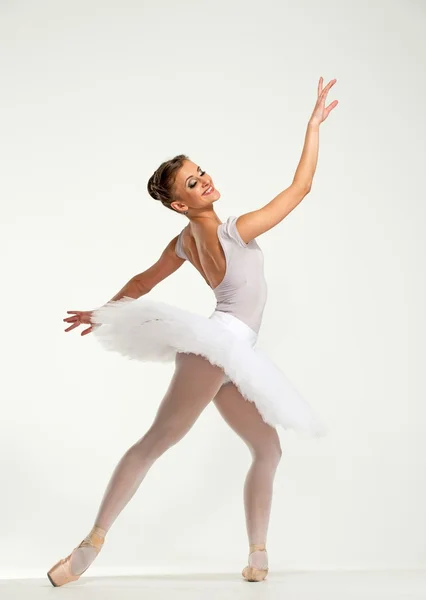 Jonge ballerina danser in tutu tonen haar technieken — Stockfoto