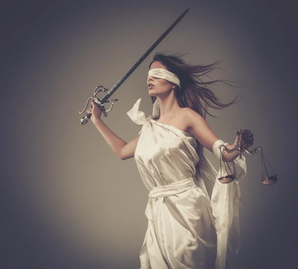 Femida, ölçekleri ve göz bağını giyiyor kılıç ile Adalet tanrıçası — Stok fotoğraf
