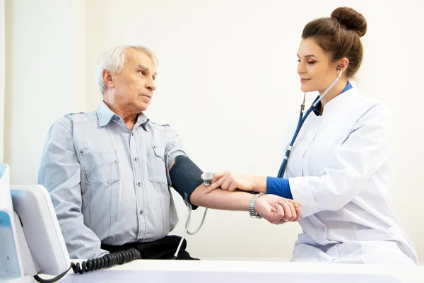 Uomo anziano all'appuntamento dello studio medico — Foto Stock