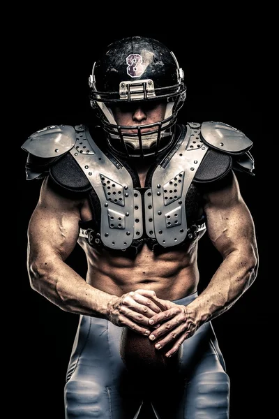Американский футболист в шлеме и защитных щитах — стоковое фото