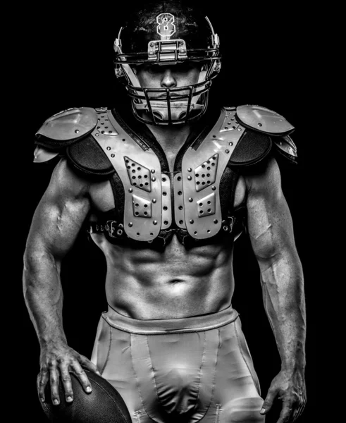 Американский футболист в шлеме и защитных щитах — стоковое фото