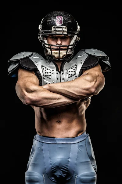 Jogador de futebol americano usando capacete e armadura protetora — Fotografia de Stock