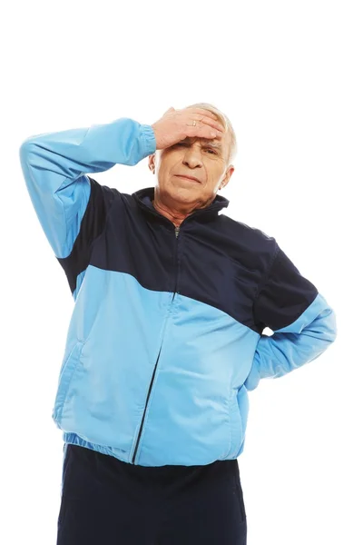 Senior im Trainingsanzug spürt Kopfschmerzen Migräne — Stockfoto