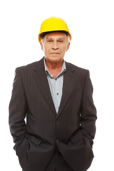 Senior mens ingenieur dragen van beschermende helm — Stockfoto