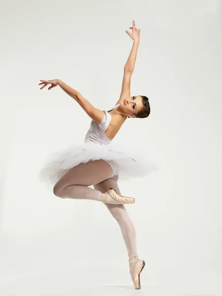 彼女の技術を示すチュチュで若いバレリーナ ダンサー — ストック写真
