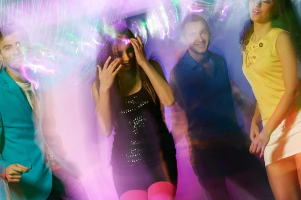 Группа счастливых молодых людей танцует в ночном клубе — стоковое фото