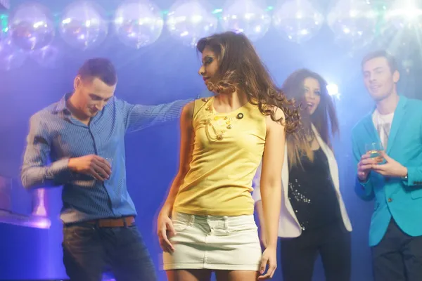 Gruppe fröhlicher junger Leute tanzt in Nachtclub — Stockfoto
