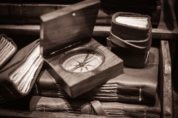 Brújula de madera en libros antiguos — Foto de Stock