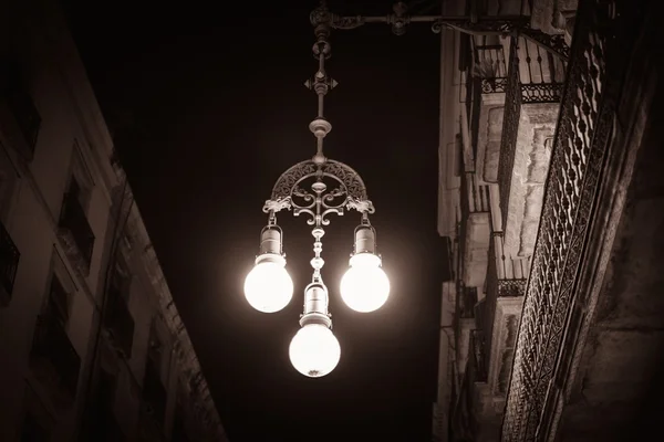 Streetlight на вулиці міста Барселона, Іспанія — стокове фото