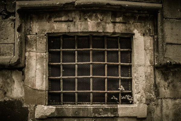 Fenster mit Gitter im Altbau — Stockfoto