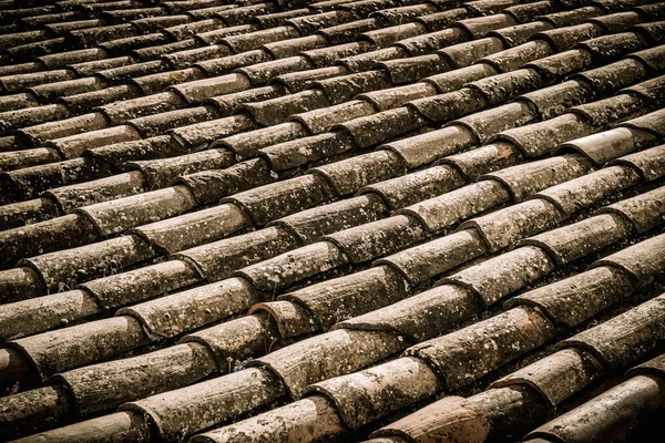 Eski çatıyı kiremit yakın çekim — Stok fotoğraf