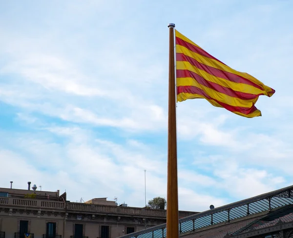 Drapeau catalan sur un toit face au ciel bleu à Barcelone, Espagne — Photo