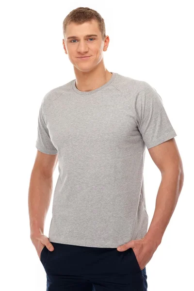 Jovem bonito em camiseta cinza — Fotografia de Stock