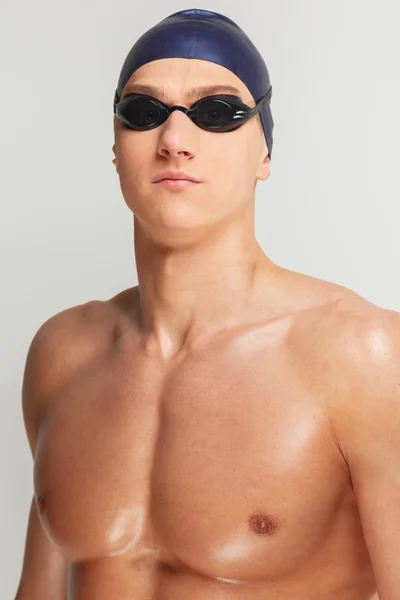 Hombre atlético joven en gorra de natación y googles —  Fotos de Stock