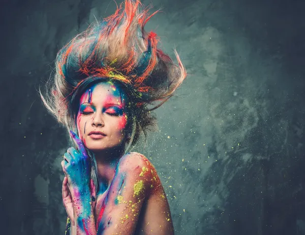 Jovem musa com arte corporal criativa e penteado — Fotografia de Stock