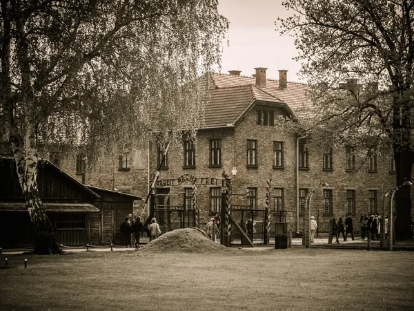Entrada principal para o antigo campo de concentração nazi Auschwitz I, Polónia — Fotografia de Stock