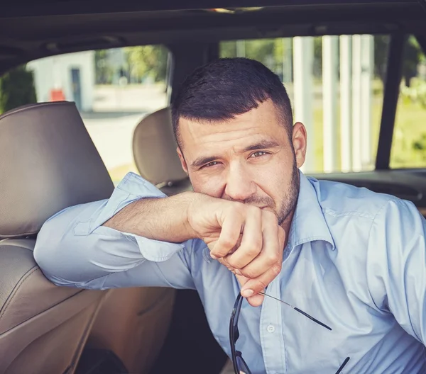 Knappe man in een auto-interieur — Stockfoto