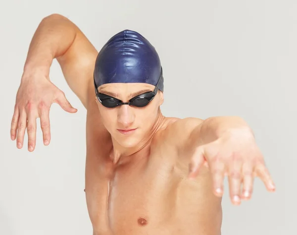 Homem atlético jovem em gorro de natação e googles — Fotografia de Stock