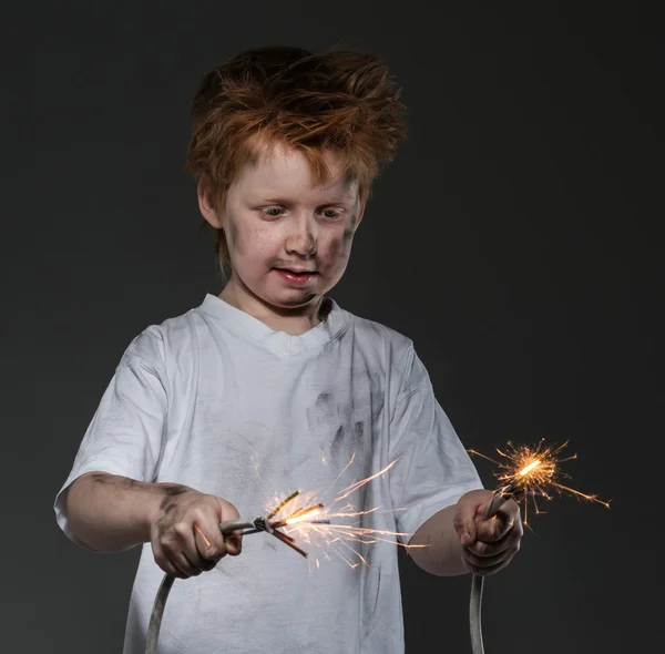 Pequeño pelirrojo chico malo con cables brillantes —  Fotos de Stock