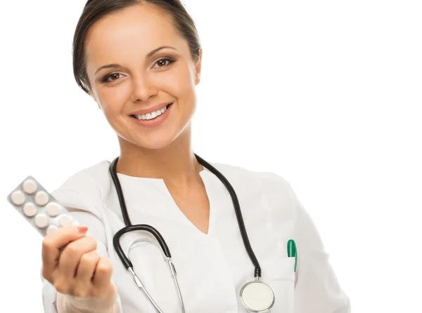 Unga positiva brunett läkare kvinna med piller isolerad på vit — Stockfoto