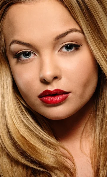 Baştan çıkarıcı kırmızı dudaklar ile güzel bir genç kadın — Stok fotoğraf