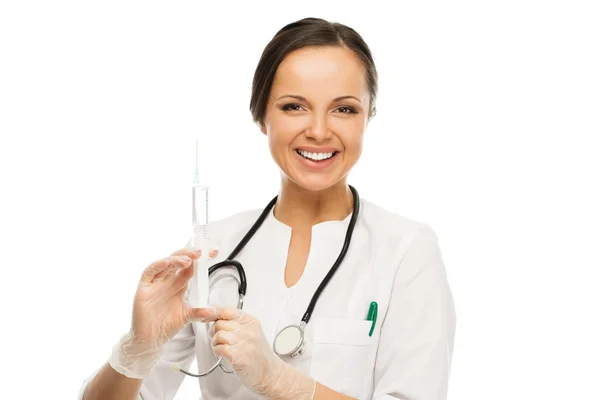 Dama młody pozytywny lekarz brunetka ze strzykawki na białym tle — Zdjęcie stockowe