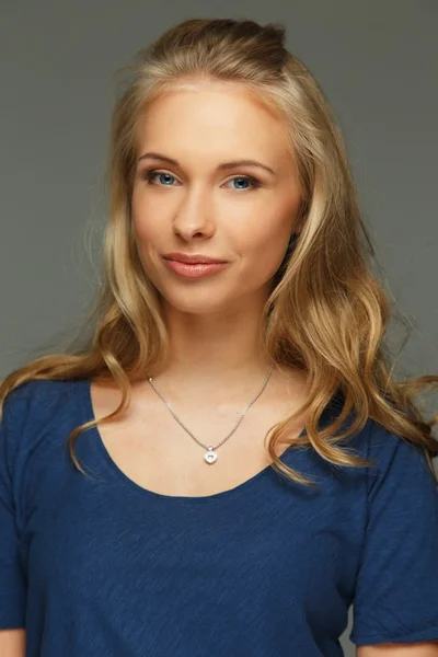 Positive junge Frau mit langen Haaren und blauen Augen — Stockfoto