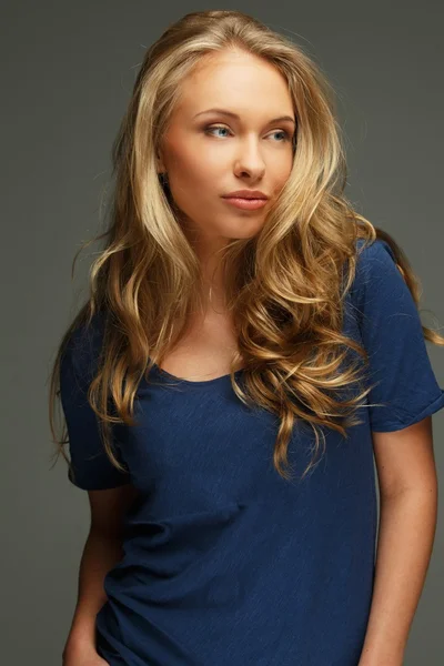 Jovem mulher positiva com cabelos longos e olhos azuis — Fotografia de Stock