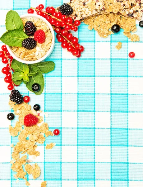 Маленька миска з мюслі та свіжими ягодами на скатертині — стокове фото