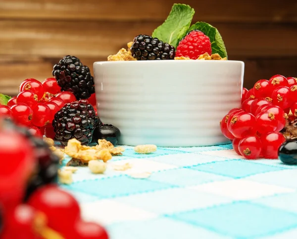 Bowl with muesli and fresh berries on tablecloth — Stock Photo, Image