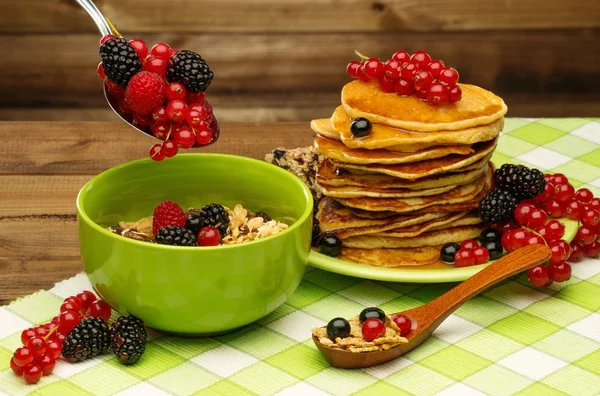パンケーキ、新鮮な果実、農村部の内部でテーブル クロスにミューズリーと健康的な朝食 — ストック写真