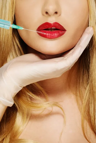 Hermosa joven labios rojos con jeringa Botox — Foto de Stock