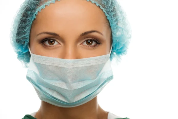 Jeune femme médecin en casquette et masque facial — Photo