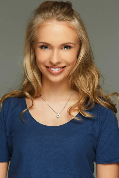 Positive junge Frau mit langen Haaren und blauen Augen — Stockfoto