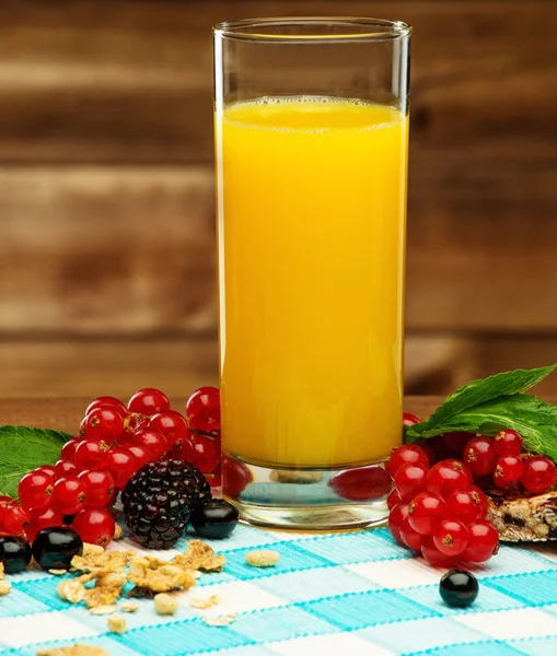 Colazione sana con succo d'arancia fresco sulla tovaglia in legno rurale interno — Foto Stock